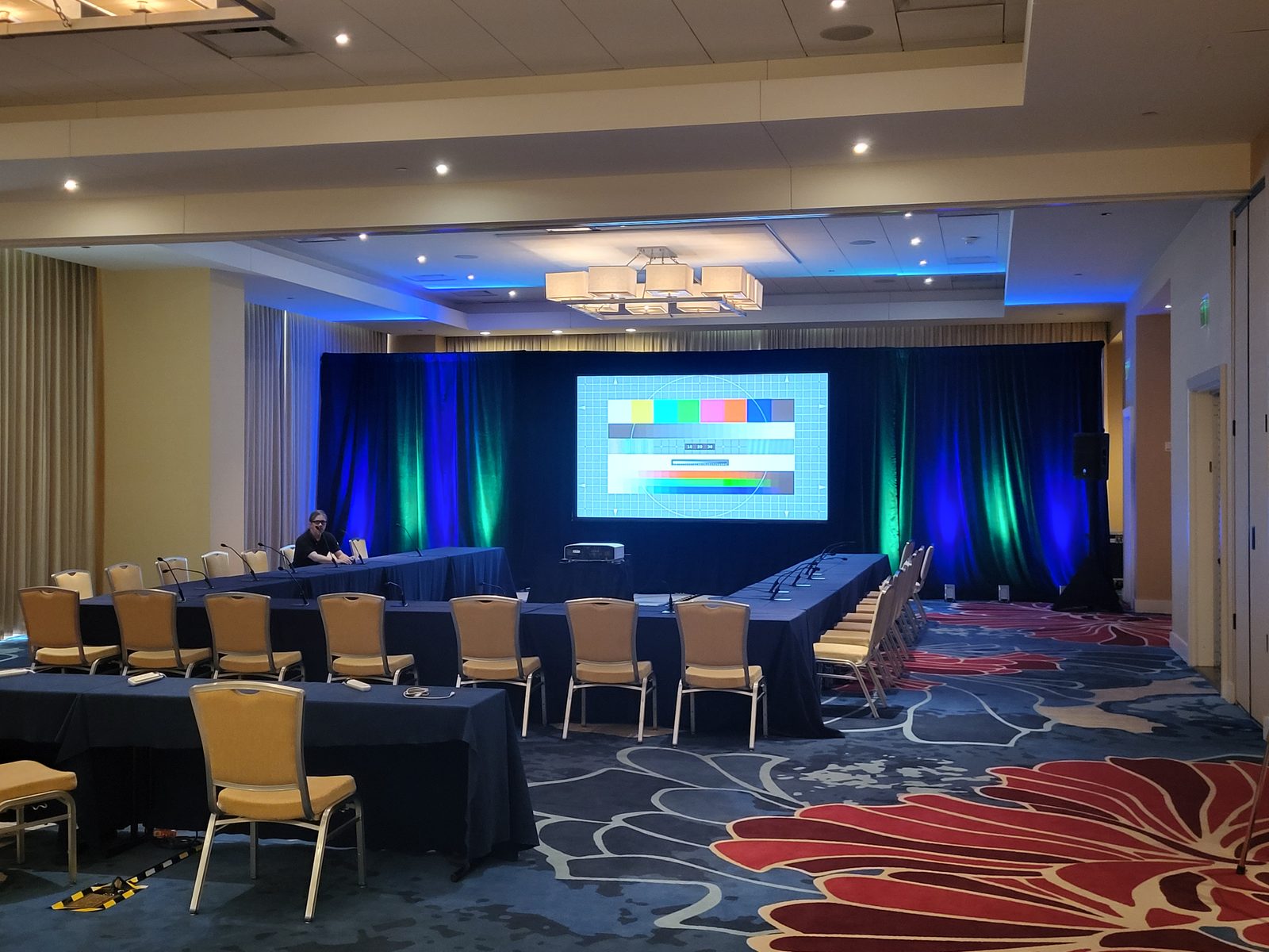 U-Shape Meeting with Uplighting